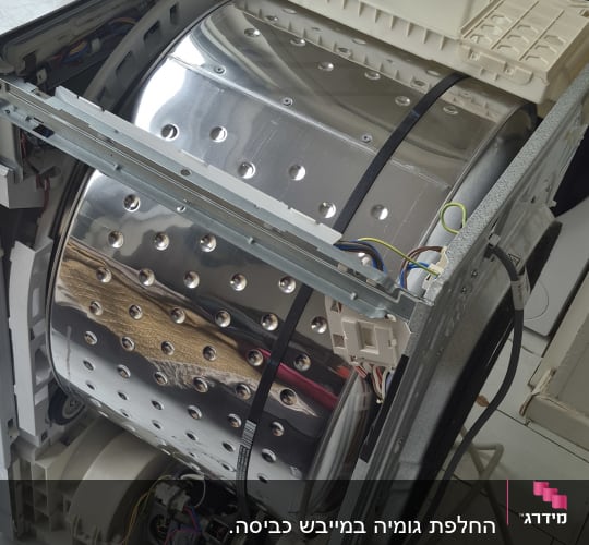 מכונת כביסה פתוחה עם תוף וכלים לתיקון
